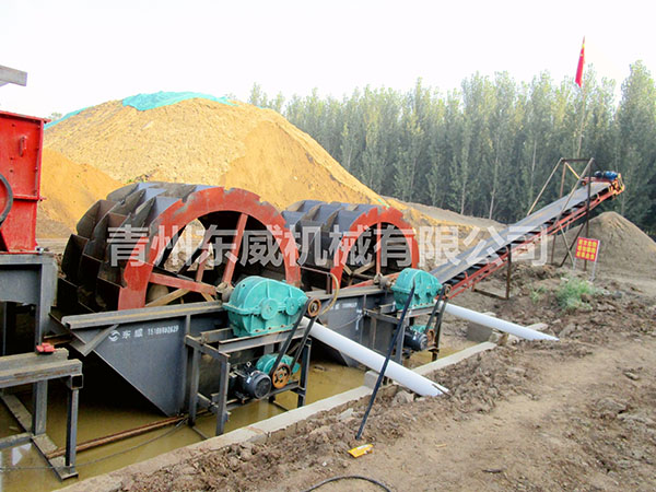 在轮斗洗砂机工作过程中，砂石是如何翻滚和研磨的？